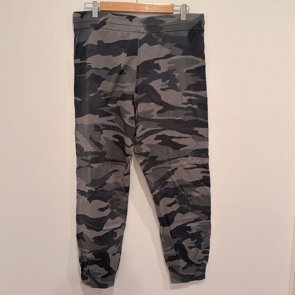 SPLENDID Camo Joggers - Picture 6 of 7
